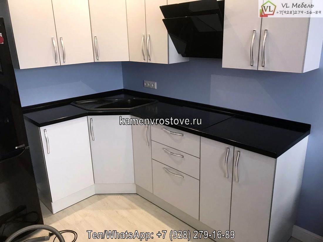 Современная угловая столешница из акрилового камня для стильной кухни