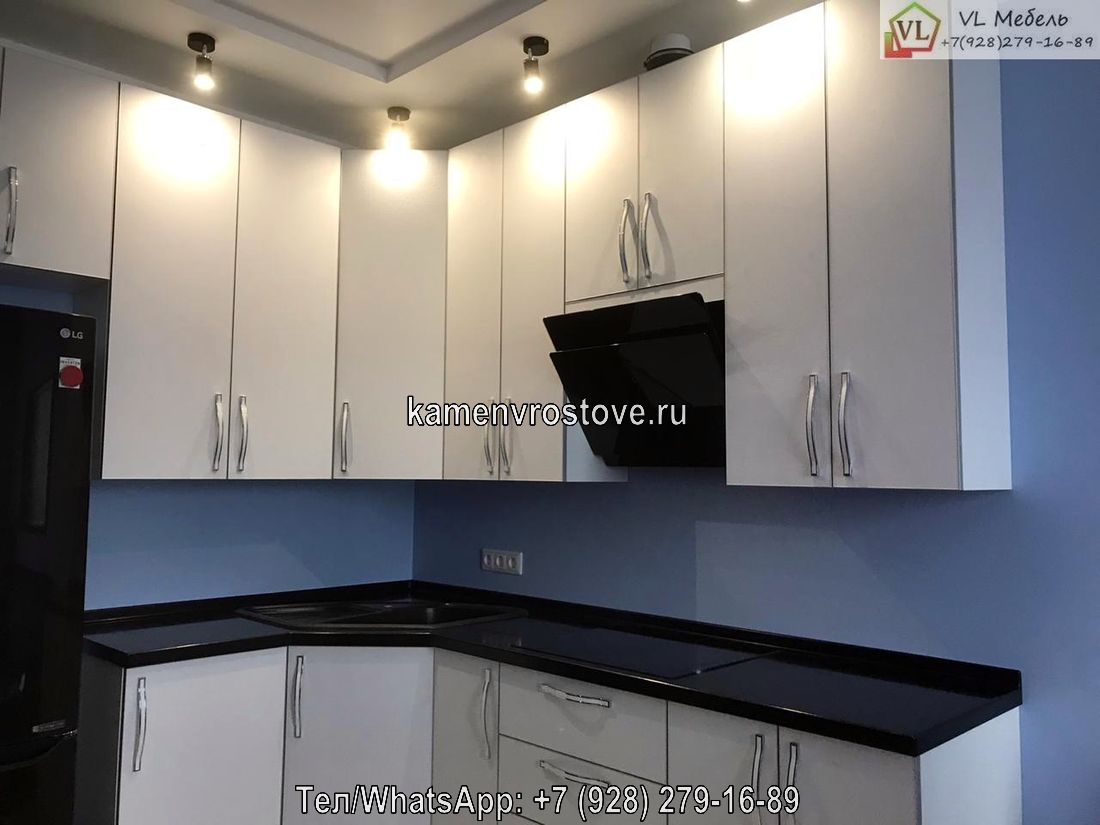 Столешница черного цвета из акрилового камня для современного интерьера кухни