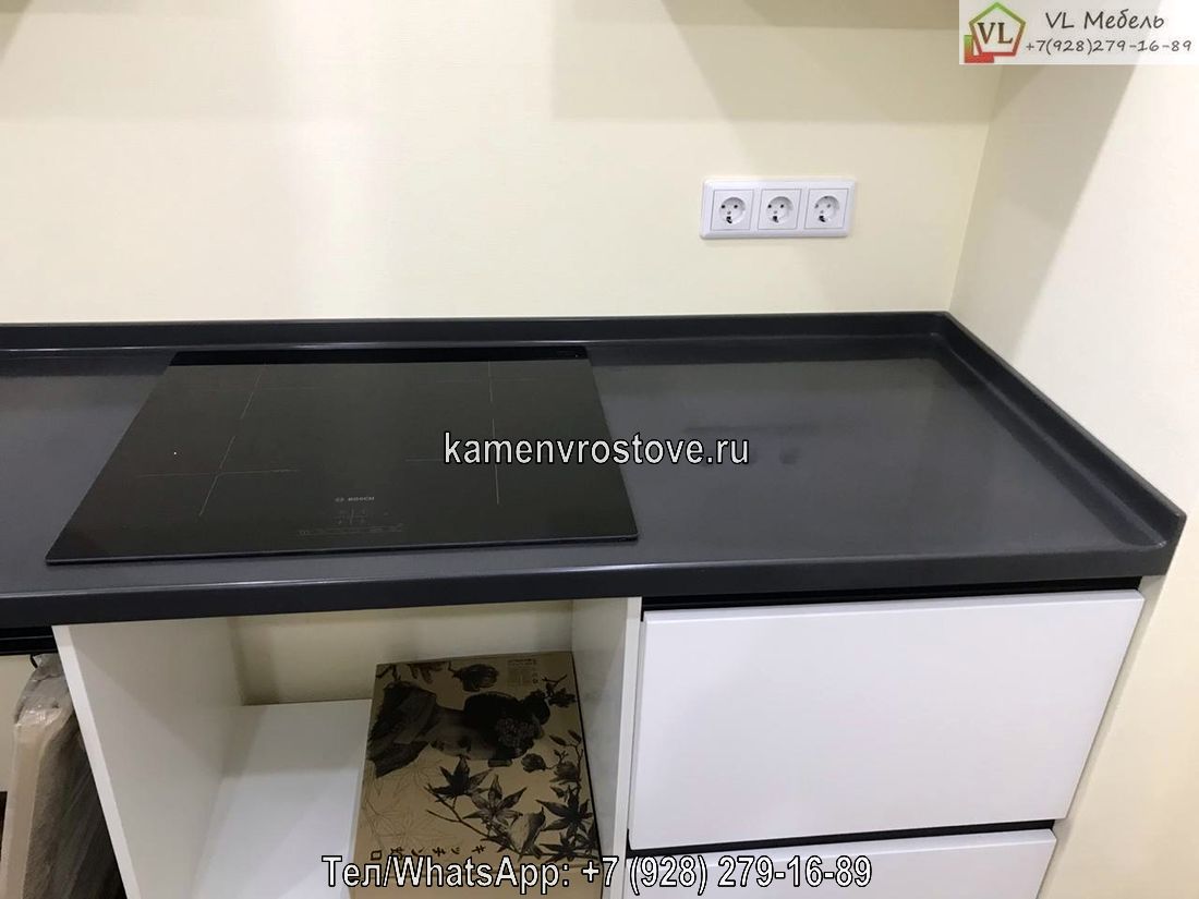 Столешница из акрилового камня тёмного оттенка для стильной кухни