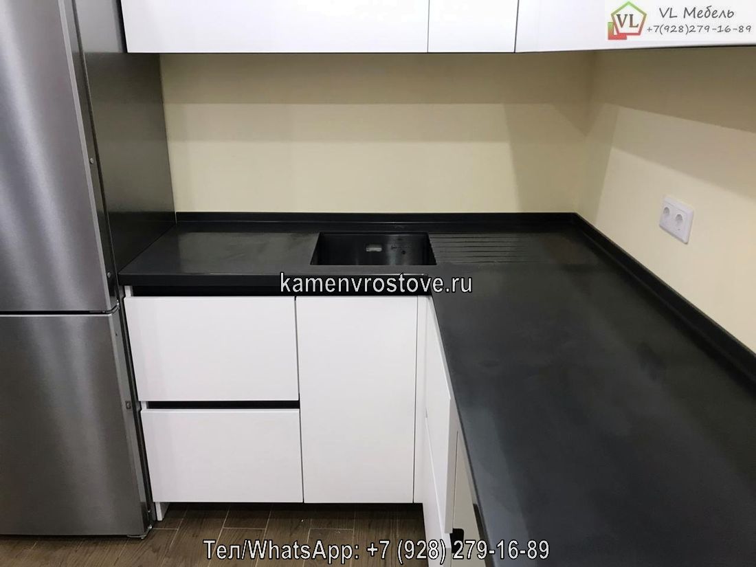 Черная матовая кухонная столешница из искусственного камня в прямой или L-образной конфигурации