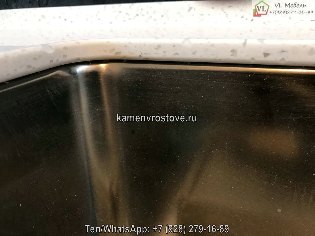 Красивая светло-серая столешница из искусственного камня для кухни