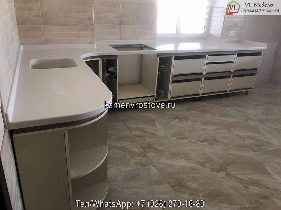 Кремово-белая угловая столешница из искусственного акрилового камня для кухни на заказ