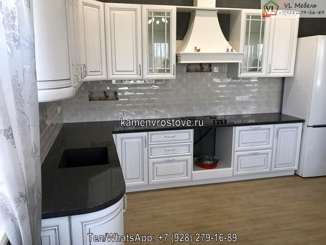 Современная угловая столешница для кухни из акрилового камня темного оттенка