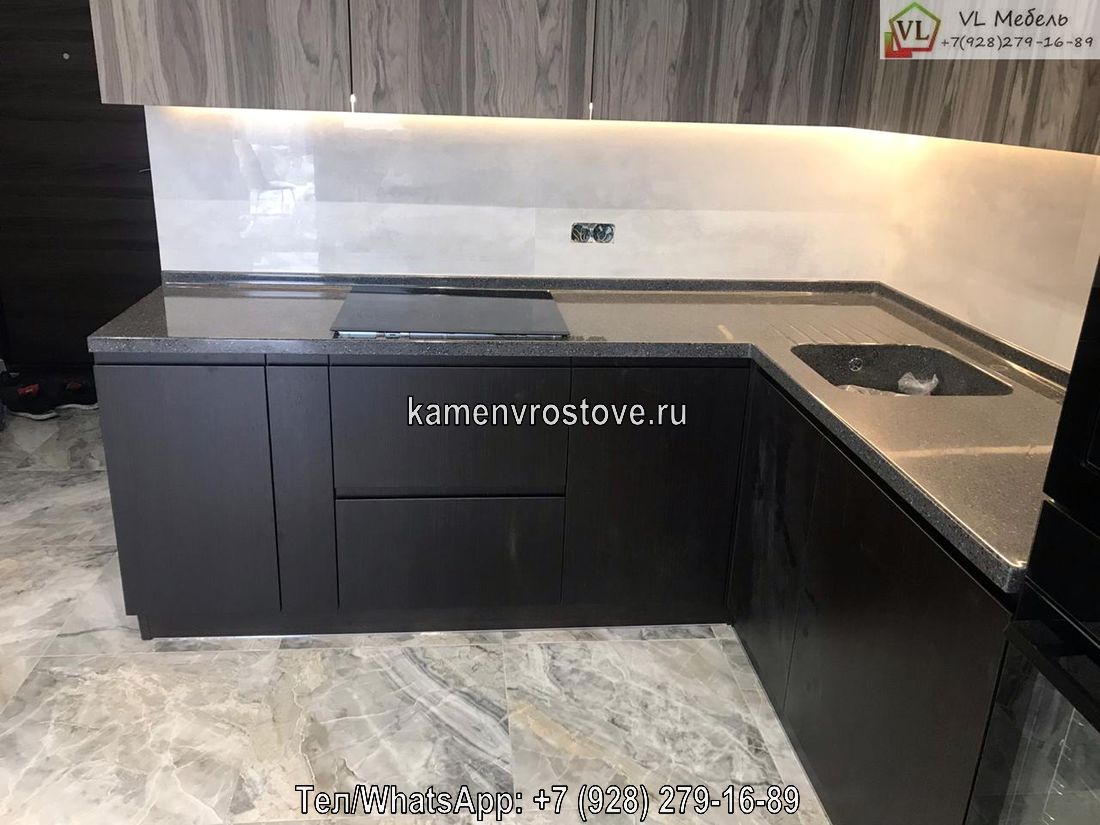 Темно-серая матовая угловая и прямая кухонная столешница из искусственного камня на заказ