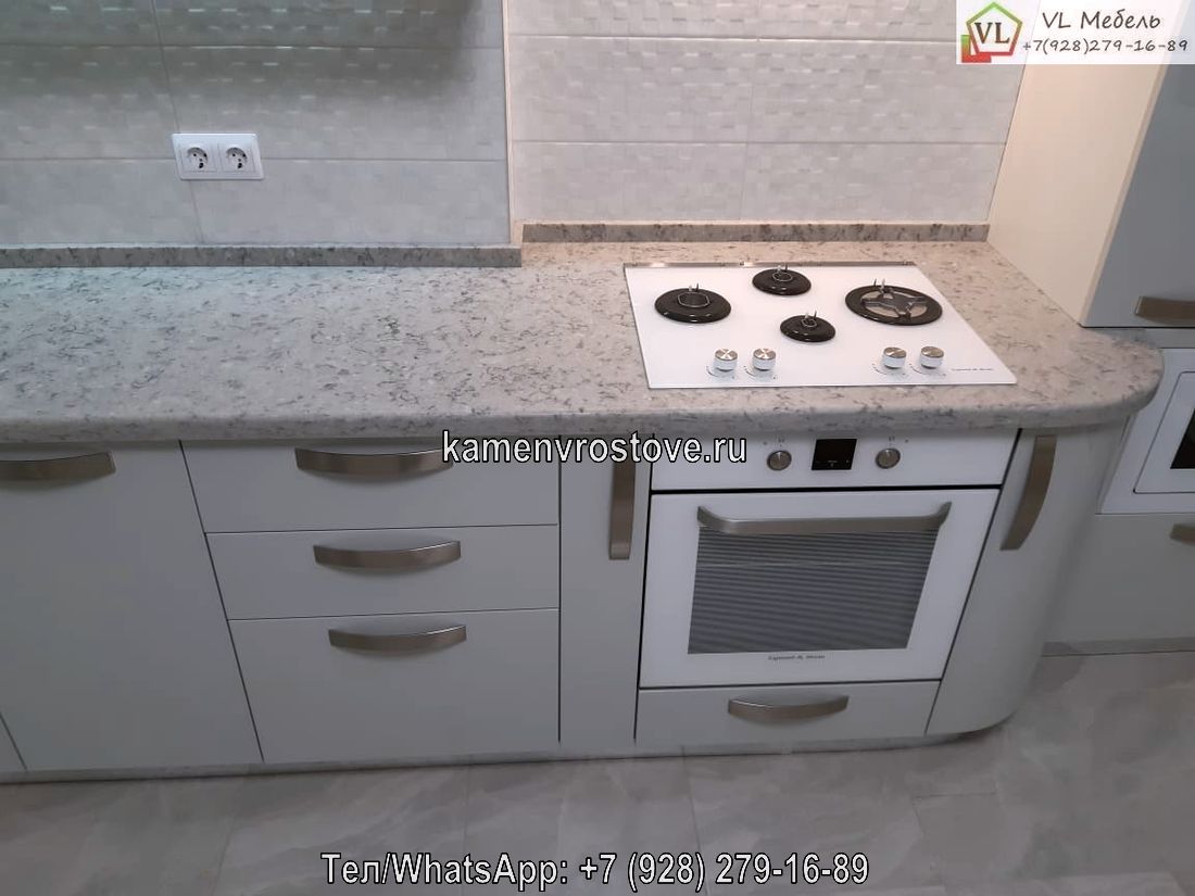 Светло-серая угловая закругленная кухонная столешница из акрилового камня на заказ