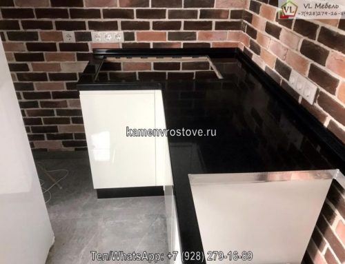 Угловая чёрная глянцевая столешница из акрилового камня на заказ