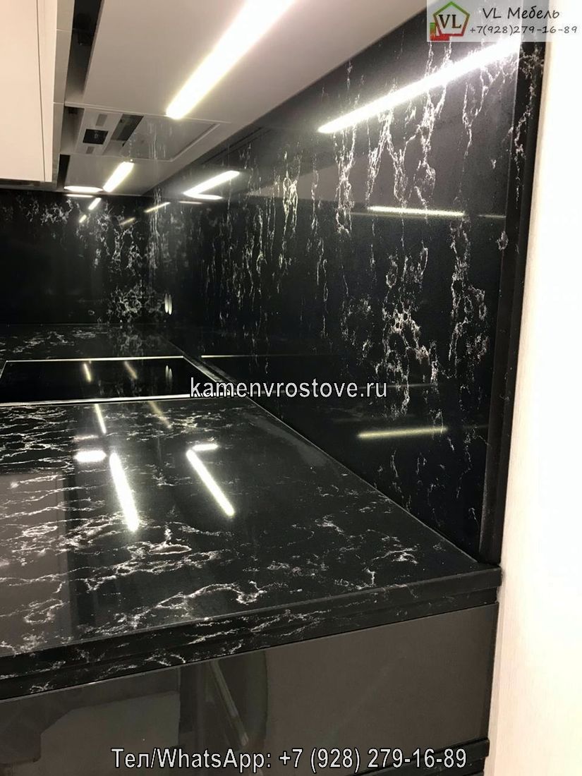 Элегантная черная глянцевая столешница для кухни, изготовленная на заказ по доступной цене