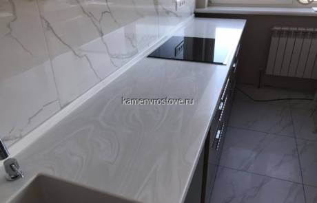 Кухонная столешница из камня Corian под серый оникс