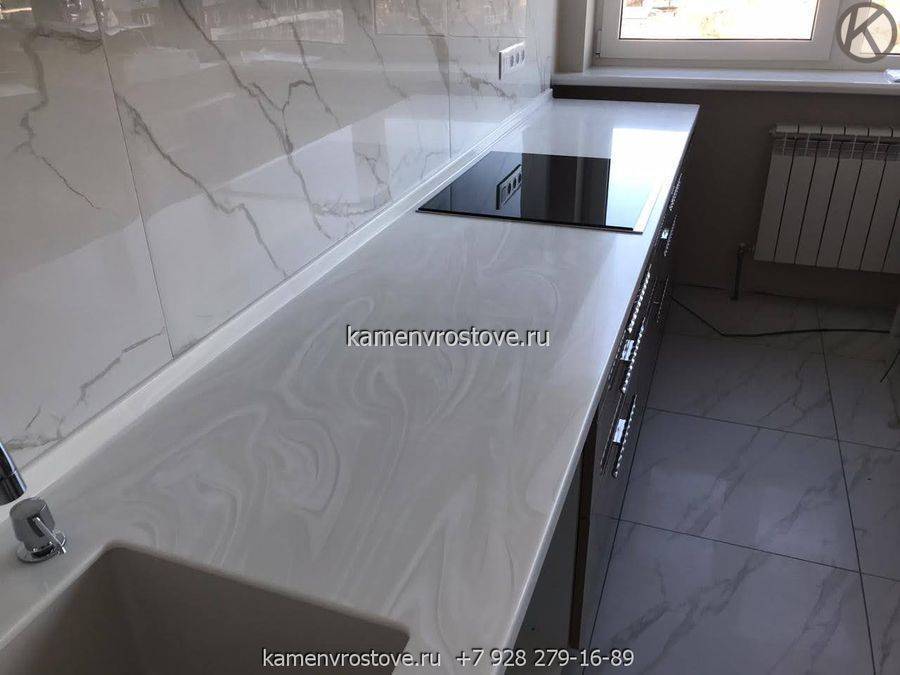 Кухонная столешница из камня Corian под серый оникс